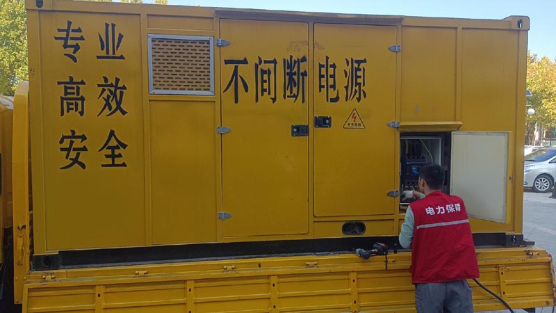 新和柴油发电机组和UPS电源配合使用时，如何避免切换过程中的电力中断？